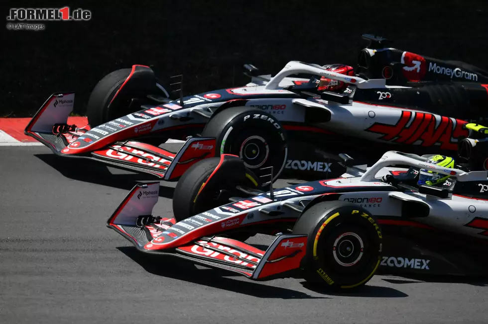 Foto zur News: Oliver Bearman (Haas) und Esteban Ocon (Haas)