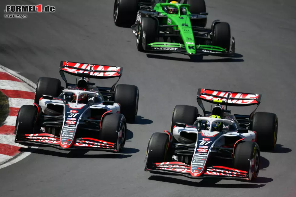 Foto zur News: Esteban Ocon (Haas) und Oliver Bearman (Haas)