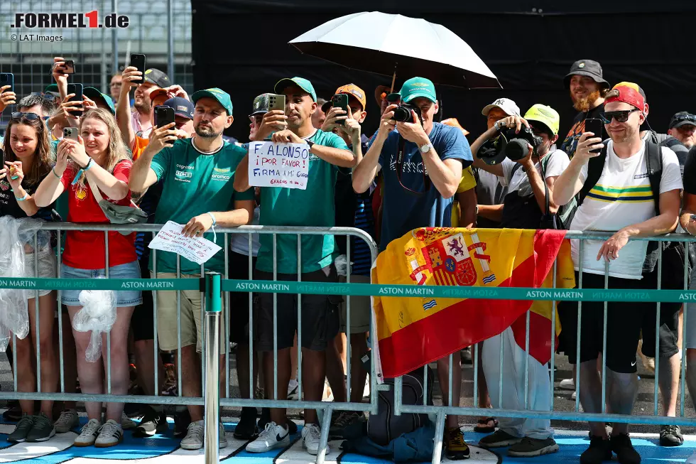 Foto zur News: Fans von Fernando Alonso (Aston Martin)