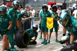 Foto zur News: Boxencrew von Aston Martin