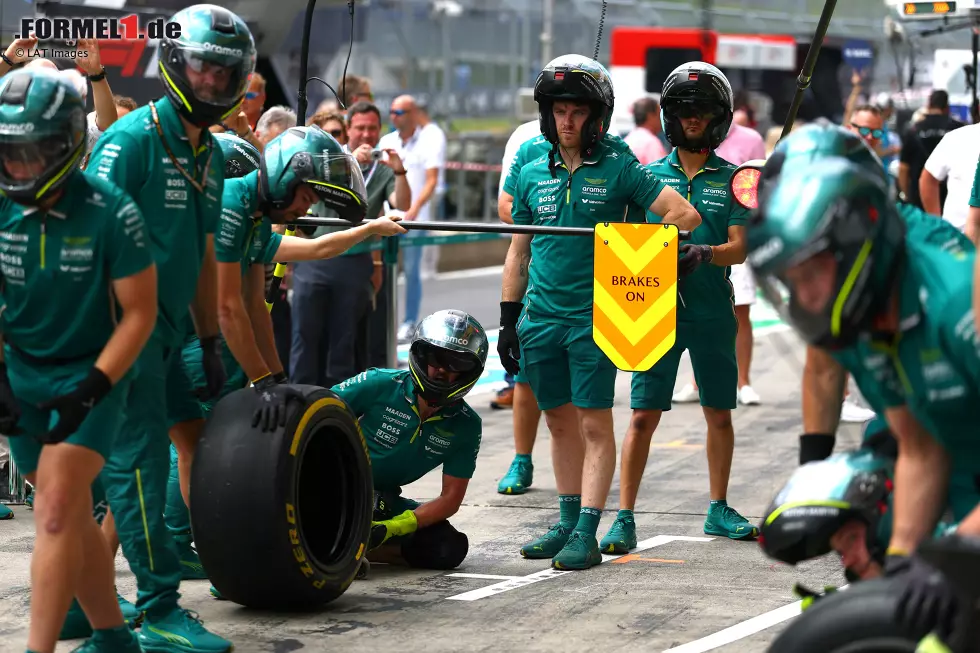 Foto zur News: Boxencrew von Aston Martin