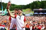 Foto zur News: Oliver Bearman (Haas) und Esteban Ocon (Haas)