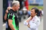 Foto zur News: Jonathan Wheatley (Sauber) und Ayao Komatsu (Haas)