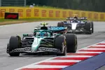 Foto zur News: Fernando Alonso (Aston Martin) und Carlos Sainz (Williams)