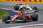 Foto zur News: Lewis Hamilton (Ferrari) und Liam Lawson (Racing Bulls)