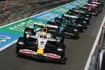 Foto zur News: Liam Lawson (Racing Bulls) und Fernando Alonso (Aston Martin)