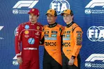 Foto zur News: Lando Norris (McLaren), Charles Leclerc (Ferrari) und Oscar Piastri (McLaren)