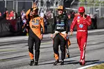 Foto zur News: Lando Norris (McLaren), Charles Leclerc (Ferrari) und Oscar Piastri (McLaren)