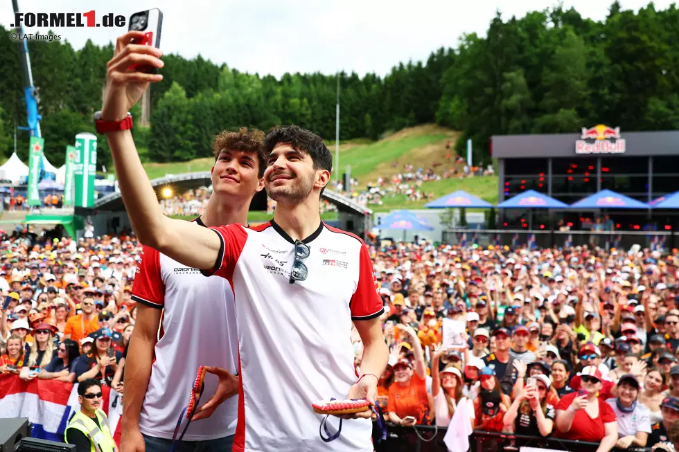 Foto zur News: Oliver Bearman (Haas) und Esteban Ocon (Haas)