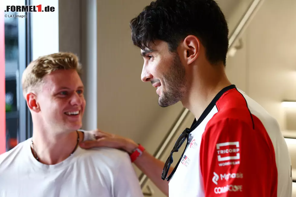 Foto zur News: Mick Schumacher und Esteban Ocon (Haas)