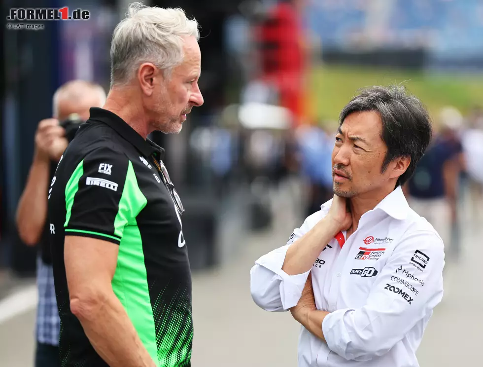 Foto zur News: Jonathan Wheatley (Sauber) und Ayao Komatsu (Haas)