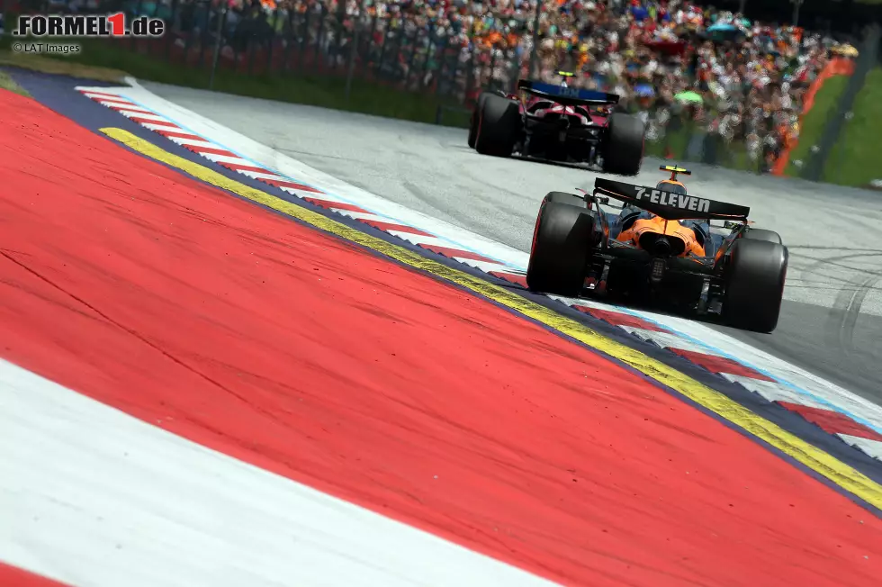 Foto zur News: Lewis Hamilton (Ferrari) und Lando Norris (McLaren)