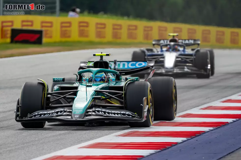 Foto zur News: Fernando Alonso (Aston Martin) und Carlos Sainz (Williams)
