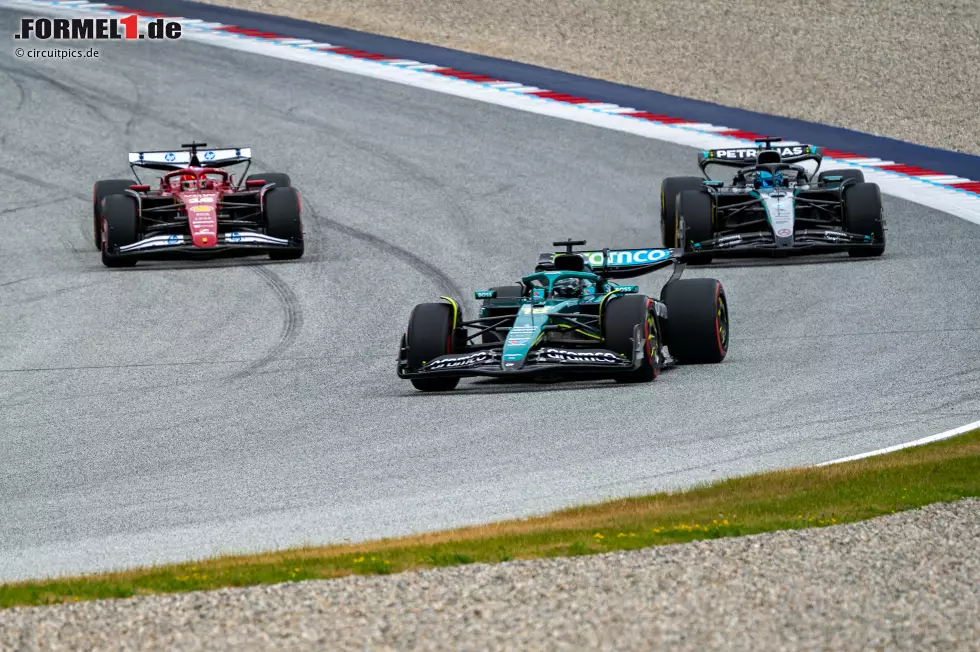Foto zur News: Lance Stroll (Aston Martin), George Russell (Mercedes) und Charles Leclerc (Ferrari)