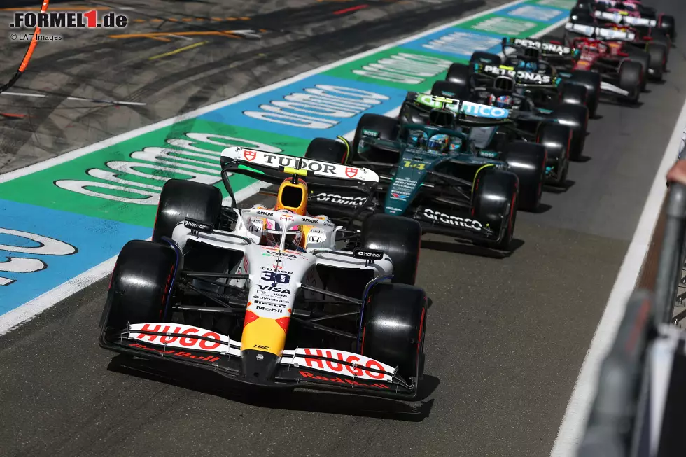 Foto zur News: Liam Lawson (Racing Bulls) und Fernando Alonso (Aston Martin)