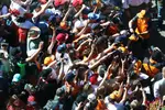 Foto zur News: Oscar Piastri (McLaren) schreibt Autogramme