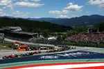 Foto zur News: Charles Leclerc (Ferrari), George Russell (Mercedes) und Lewis Hamilton (Ferrari)