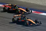 Foto zur News: Oscar Piastri (McLaren) und Lando Norris (McLaren)