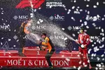 Foto zur News: Lando Norris (McLaren), Oscar Piastri (McLaren) und Charles Leclerc (Ferrari)