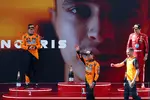Foto zur News: Lando Norris (McLaren), Oscar Piastri (McLaren) und Charles Leclerc (Ferrari)