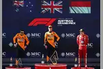 Foto zur News: Lando Norris (McLaren), Oscar Piastri (McLaren) und Charles Leclerc (Ferrari)