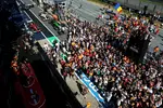 Foto zur News: Lando Norris (McLaren), Oscar Piastri (McLaren) und Charles Leclerc (Ferrari)