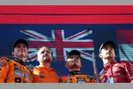 Foto zur News: Lando Norris (McLaren), Oscar Piastri (McLaren) und Charles Leclerc (Ferrari)
