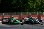 Foto zur News: Gabriel Bortoleto (Sauber) und Fernando Alonso (Aston Martin)