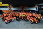 Foto zur News: Lando Norris (McLaren), Andrea Stella und Oscar Piastri (McLaren)