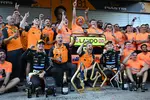 Foto zur News: Lando Norris (McLaren), Andrea Stella und Oscar Piastri (McLaren)