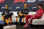 Foto zur News: Lando Norris (McLaren), Oscar Piastri (McLaren) und Charles Leclerc (Ferrari)