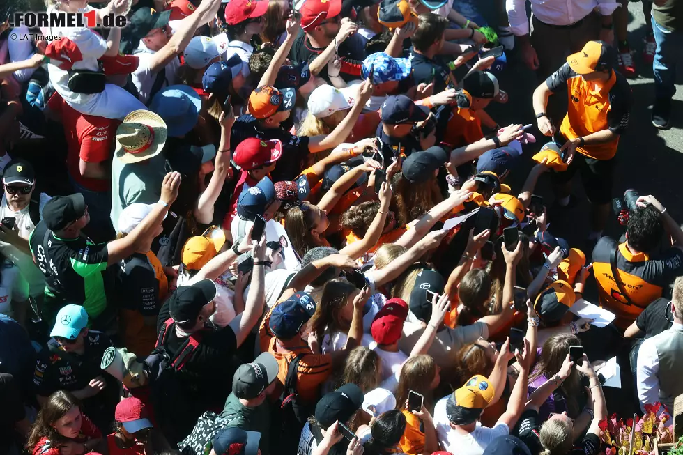 Foto zur News: Oscar Piastri (McLaren) schreibt Autogramme