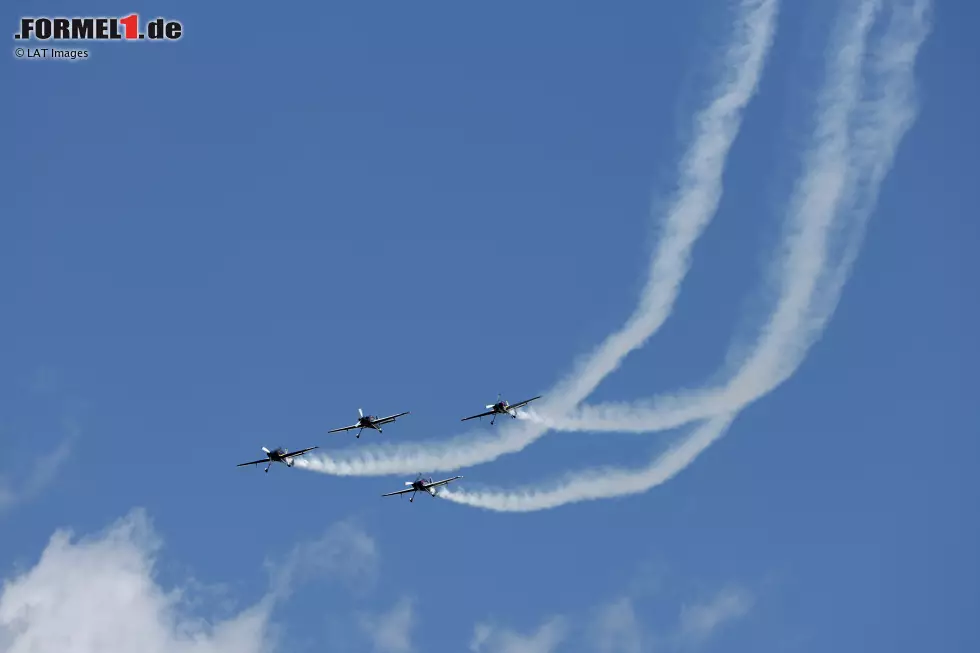 Foto zur News: Flugshow vor dem Rennen
