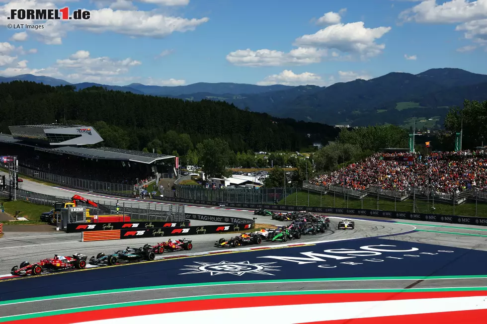 Foto zur News: Charles Leclerc (Ferrari), George Russell (Mercedes) und Lewis Hamilton (Ferrari)