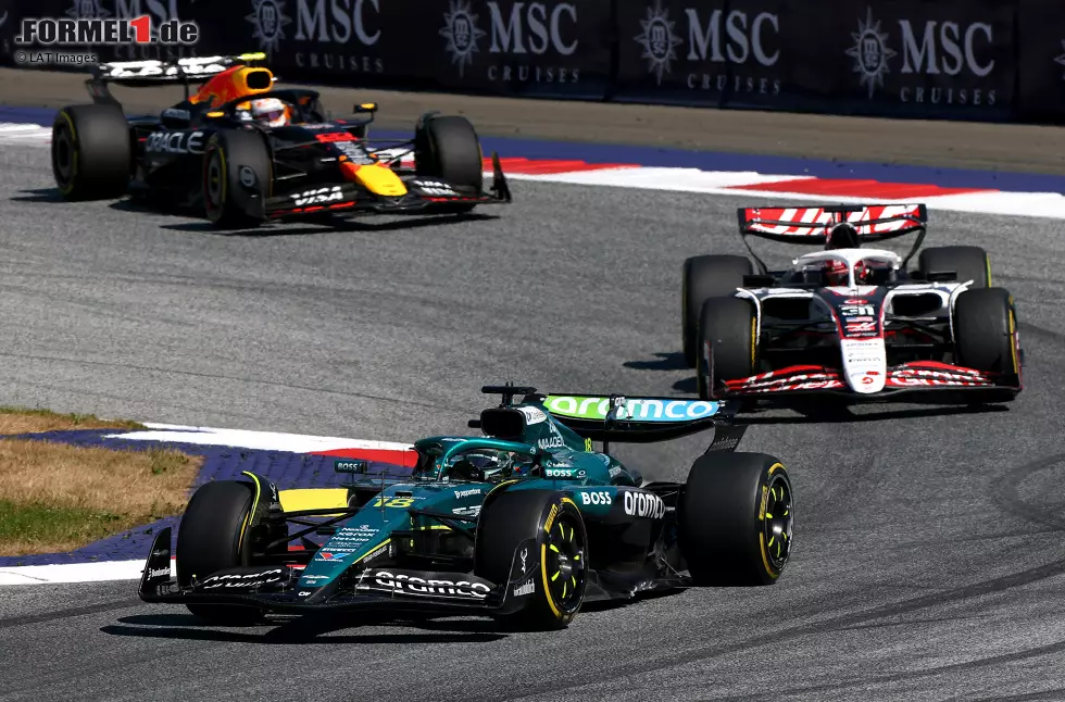 Foto zur News: Lance Stroll (Aston Martin) und Esteban Ocon (Haas)