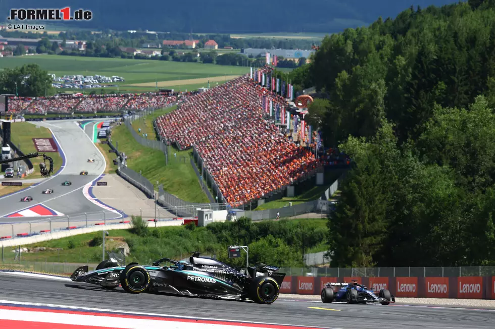 Foto zur News: Alexander Albon (Williams) und George Russell (Mercedes)