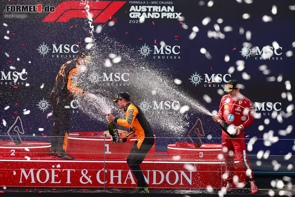 Foto zur News: Lando Norris (McLaren), Oscar Piastri (McLaren) und Charles Leclerc (Ferrari)