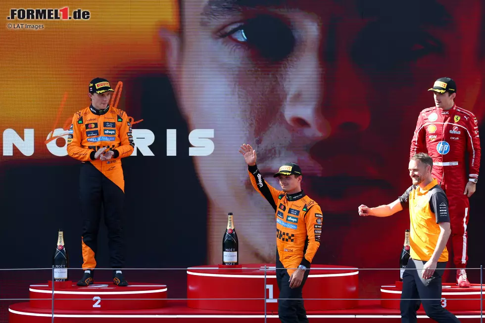 Foto zur News: Lando Norris (McLaren), Oscar Piastri (McLaren) und Charles Leclerc (Ferrari)