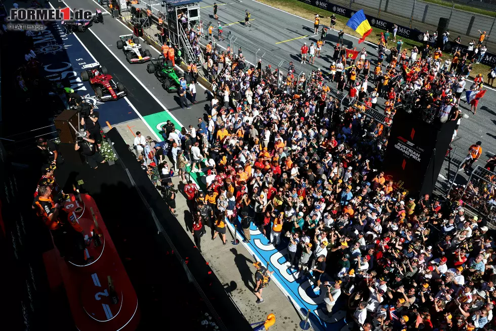 Foto zur News: Lando Norris (McLaren), Oscar Piastri (McLaren) und Charles Leclerc (Ferrari)