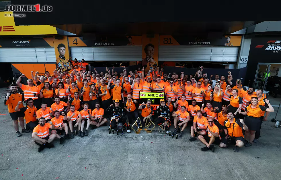 Foto zur News: Lando Norris (McLaren), Andrea Stella und Oscar Piastri (McLaren)
