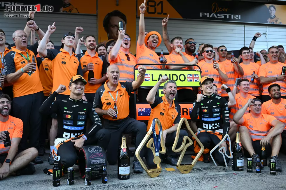 Foto zur News: Lando Norris (McLaren), Andrea Stella und Oscar Piastri (McLaren)