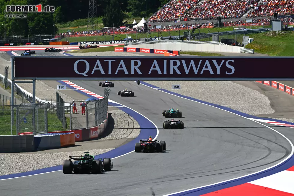 Foto zur News: Esteban Ocon (Haas), Yuki Tsunoda (Red Bull) und Nico Hülkenberg (Sauber)