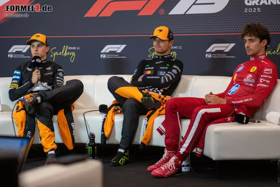 Foto zur News: Lando Norris (McLaren), Oscar Piastri (McLaren) und Charles Leclerc (Ferrari)