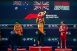 Foto zur News: Lando Norris (McLaren), Oscar Piastri (McLaren) und Charles Leclerc (Ferrari)