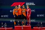 Foto zur News: Lando Norris (McLaren), Oscar Piastri (McLaren) und Charles Leclerc (Ferrari)