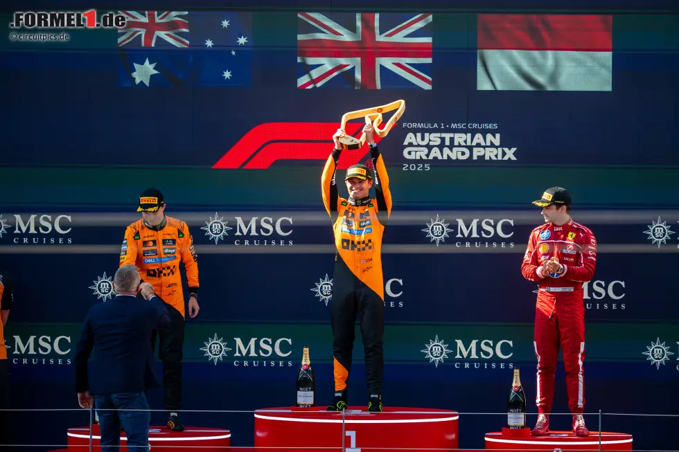 Foto zur News: Lando Norris (McLaren), Oscar Piastri (McLaren) und Charles Leclerc (Ferrari)