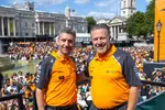 Foto zur News: Andrea Stella und Zak Brown bei der McLaren-Show in London