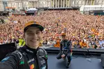 Foto zur News: Oscar Piastri und Lando Norris bei der McLaren-Show in London