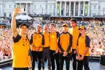 Foto zur News: Die McLaren-Crew bei der Show in London