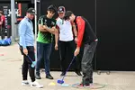 Foto zur News: Gabriel Bortoleto (Sauber), Oliver Bearman (Haas) und Esteban Ocon (Haas)